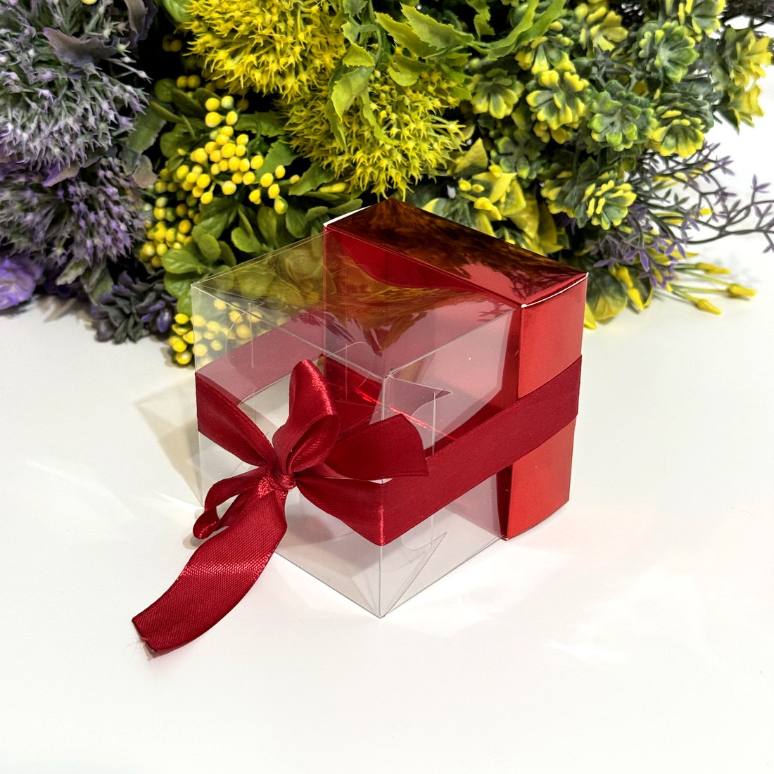 Cutie din plastic transparent cu baza din carton rosu si funda 7.5cm x 7.5cm x 8.5cm [6]