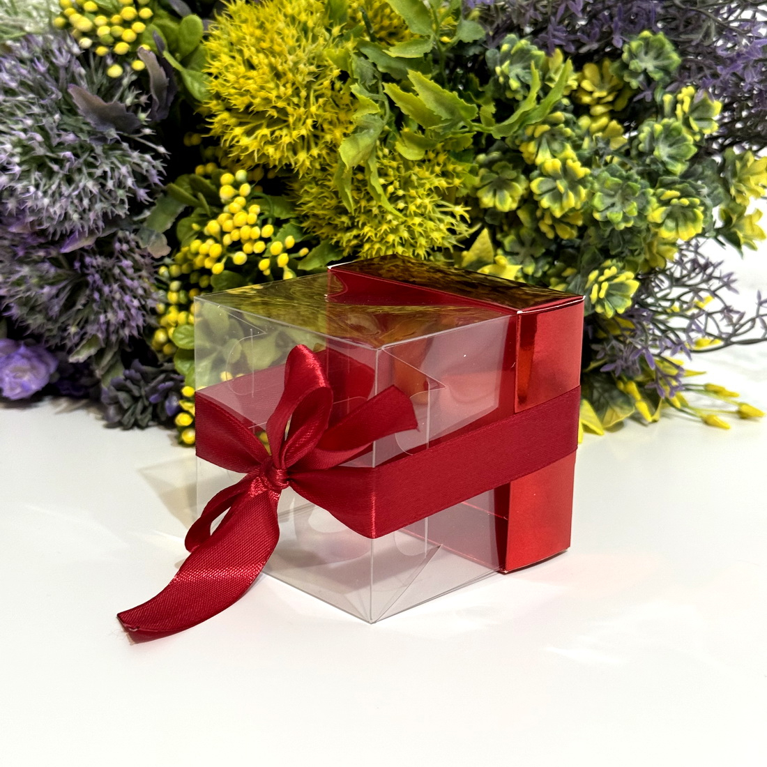 Cutie din plastic transparent cu baza din carton rosu si funda 7.5cm x 7.5cm x 8.5cm [4]