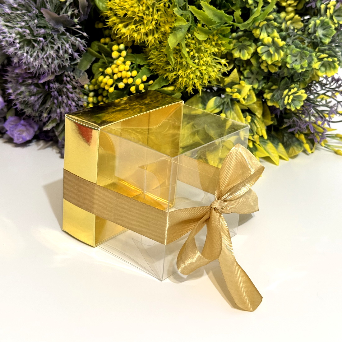 Cutie din plastic transparent cu baza din carton auriu si funda 7.5cm x 7.5cm x 8.5cm [5]