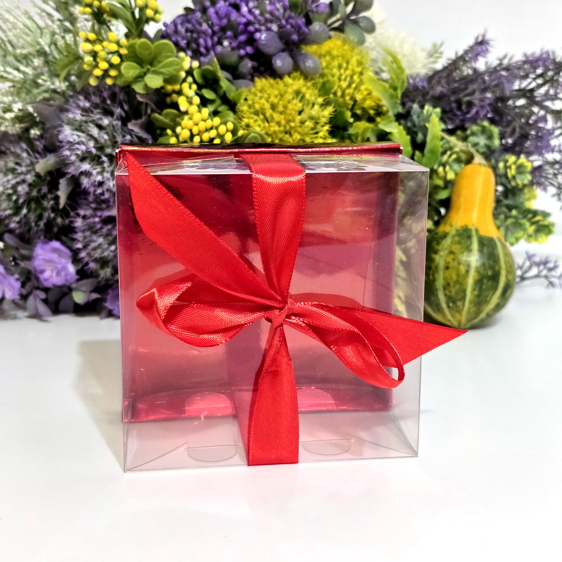 Cutie din plastic transparent cu baza din carton rosu si funda 12cm x 12cm x 7cm [6]
