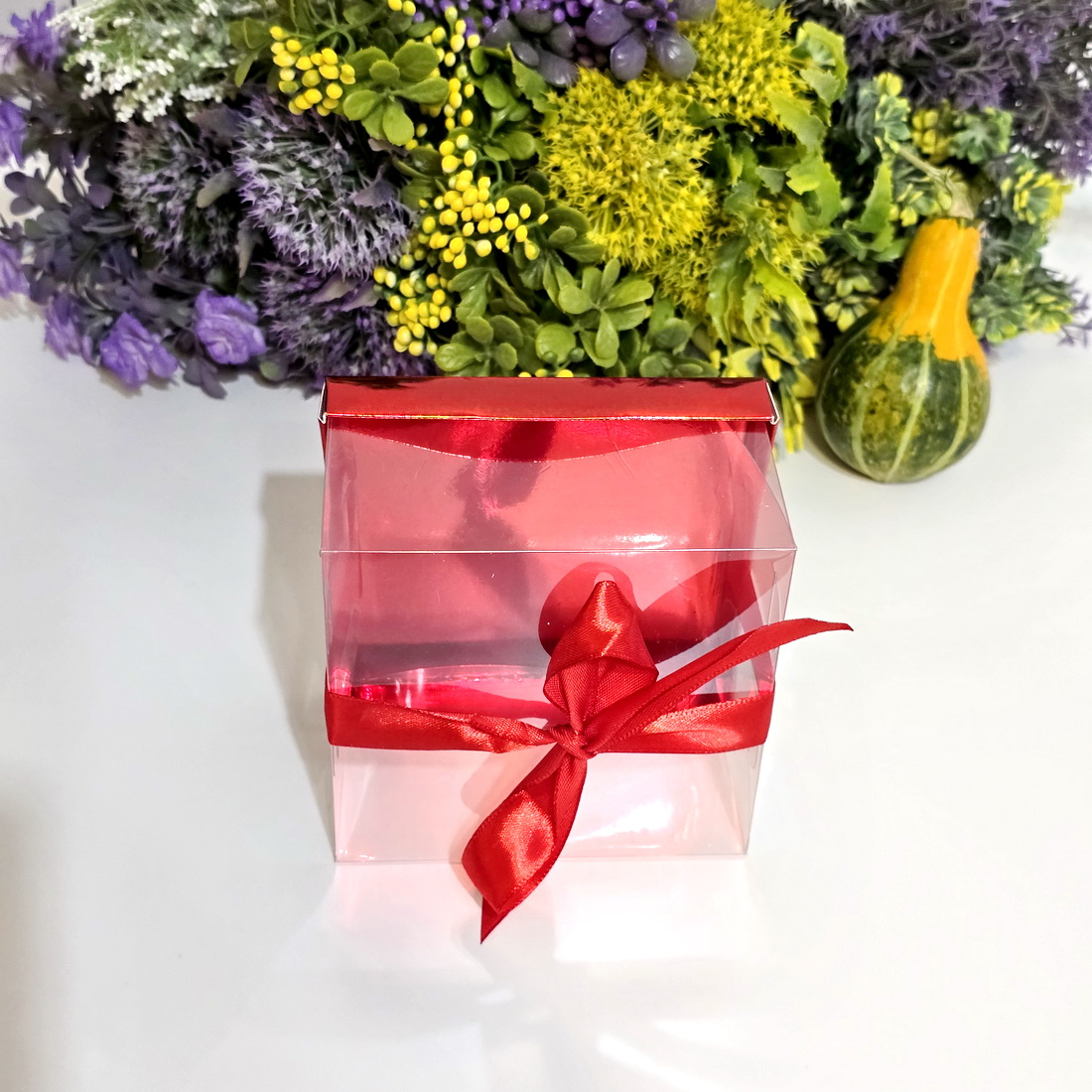 Cutie din plastic transparent cu baza din carton rosu si funda 12cm x 12cm x 7cm [5]