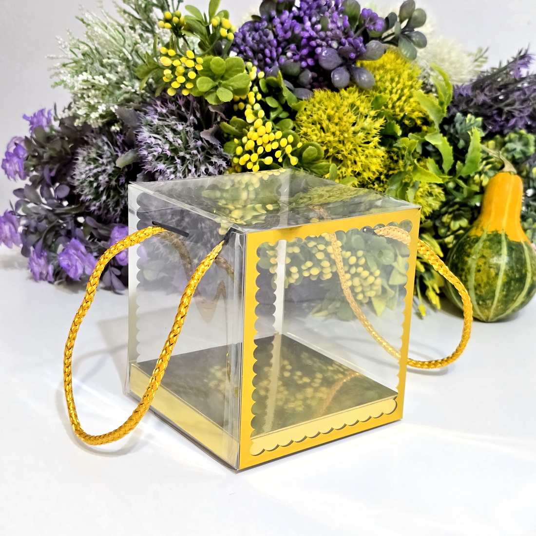 Cutie din plastic transparent cu manere din snur auriu 10cm x 10cm x 11 cm [5]