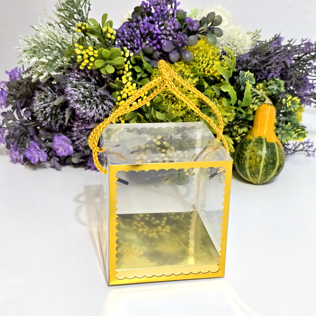 Cutie din plastic transparent cu manere din snur auriu 10cm x 10cm x 11 cm [4]