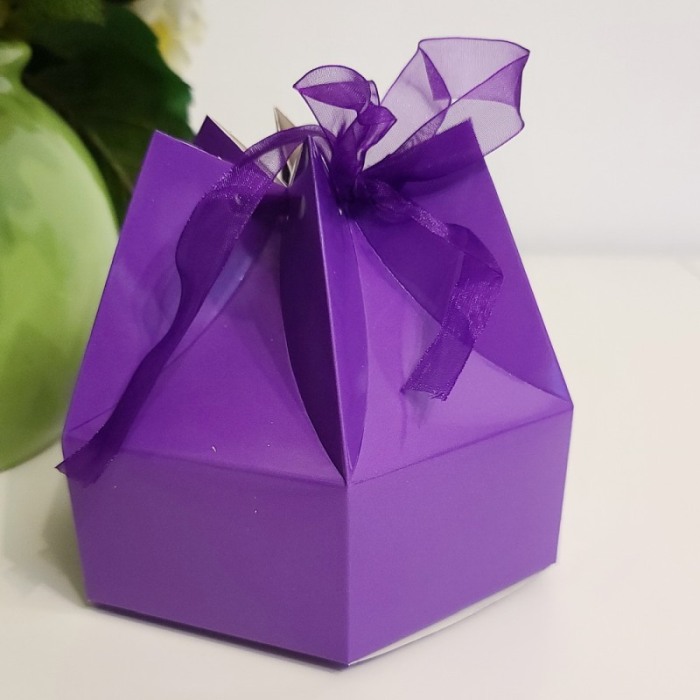 Cutie pentru cadouri hexagonala din carton mov [2]