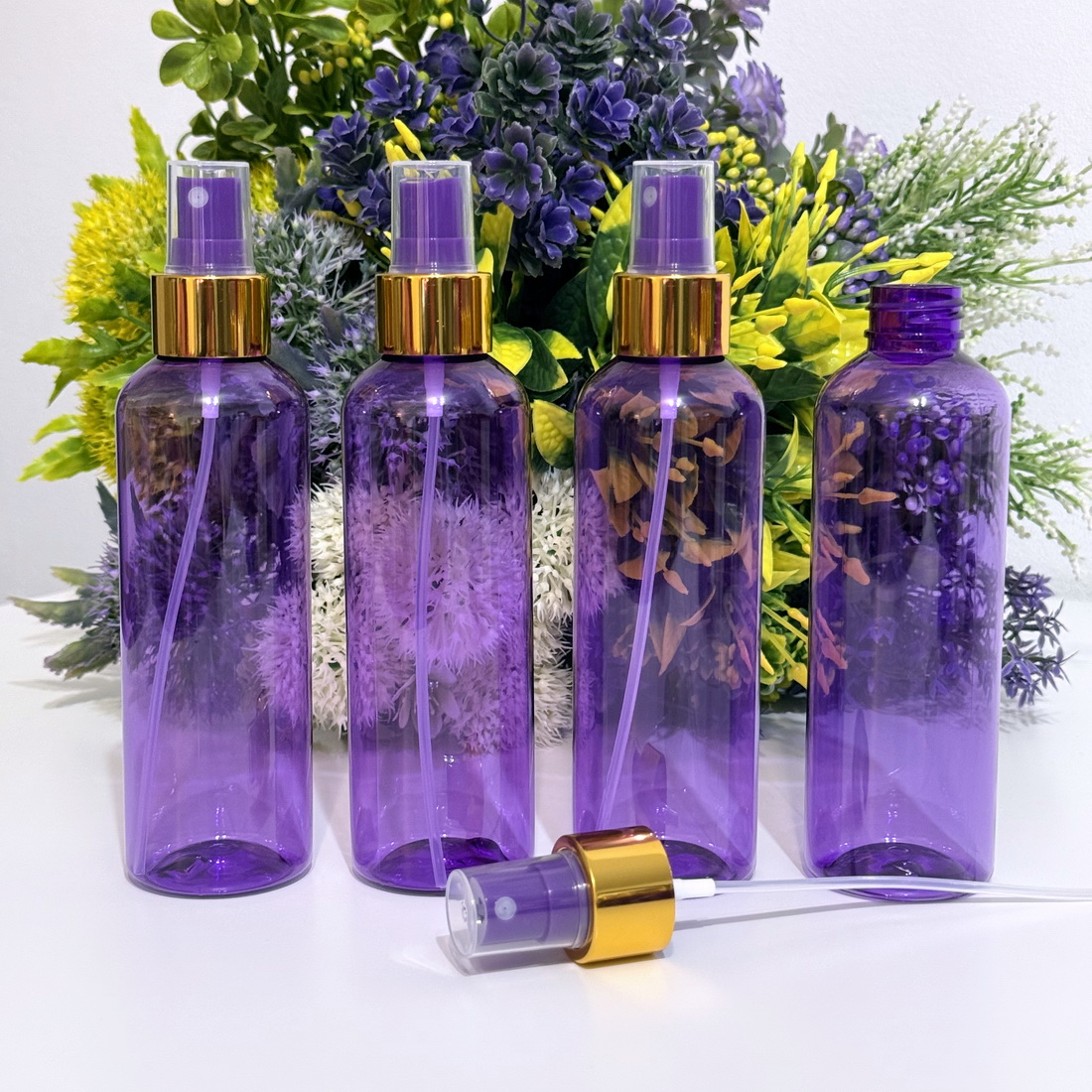 Flacon mov 200 ml cu pulverizator tip spray cu inel auriu [2]