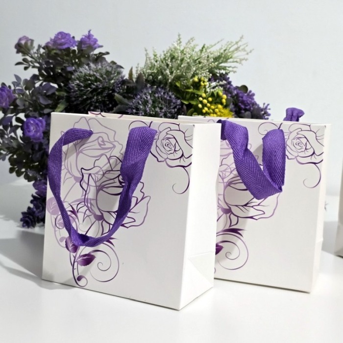Pungi din carton alb cu model trandafir mov  15cm x 14cm [5]