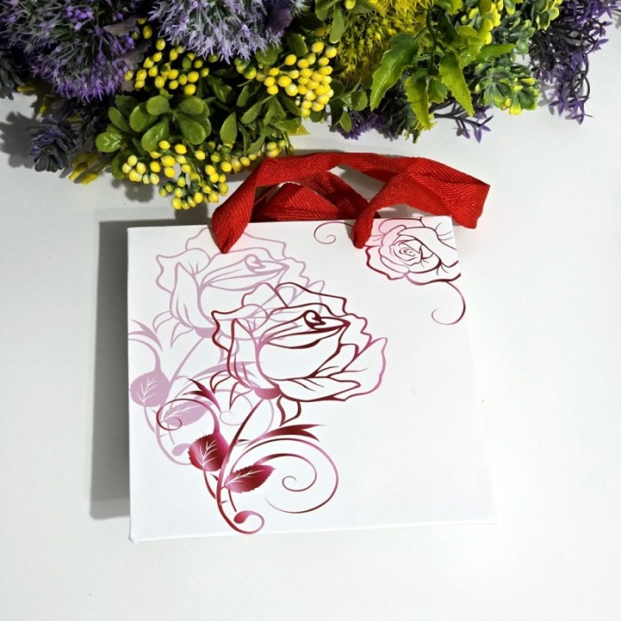 Pungi din carton alb cu model trandafir rosu 15cm x 14cm [5]