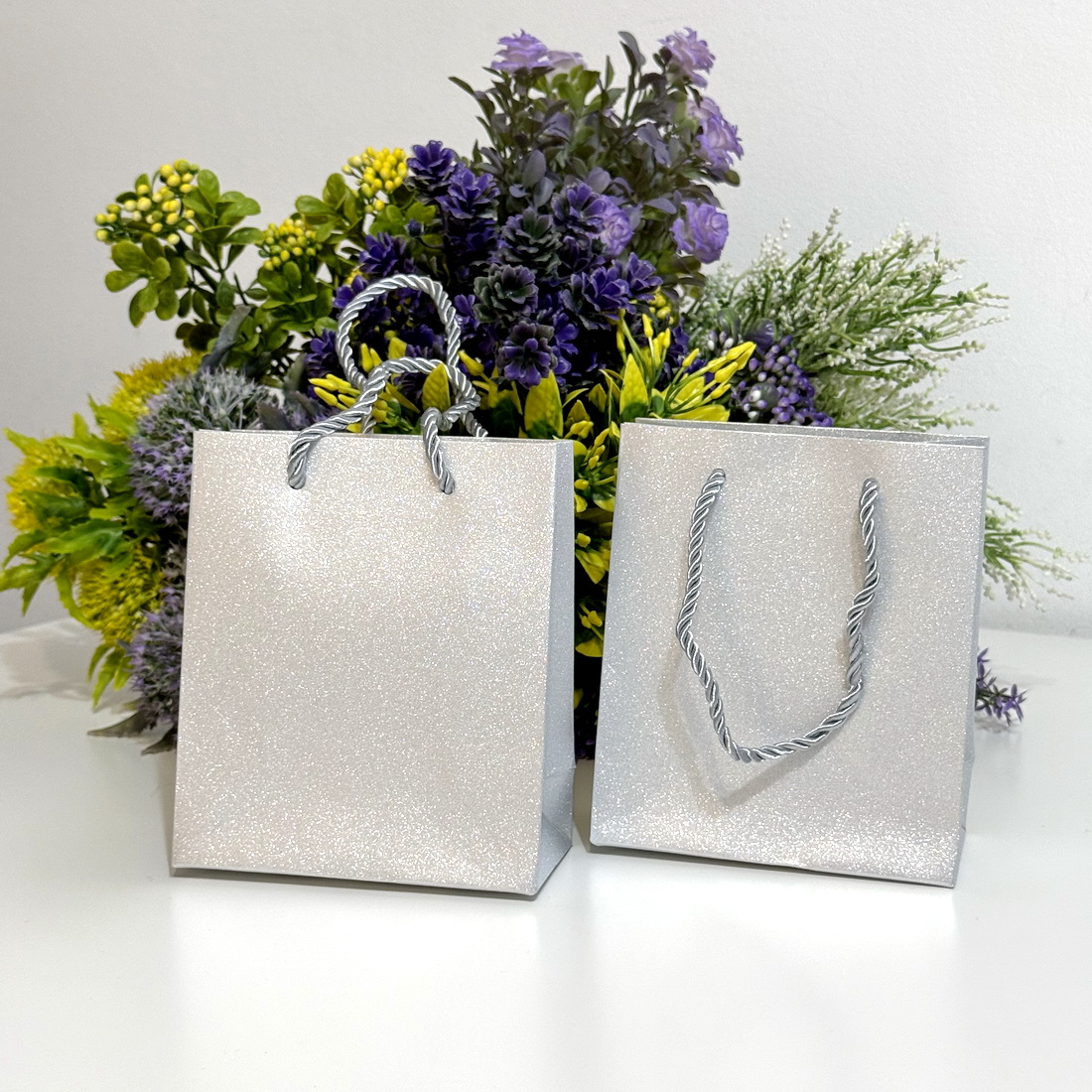 Pungi din carton argintiu cu sclipici 24cm x 18cm [7]