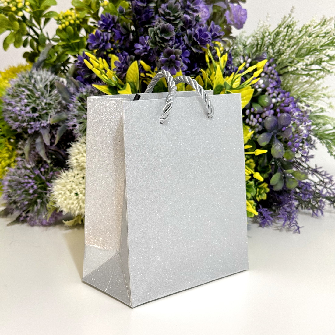 Pungi din carton argintiu cu sclipici 24cm x 18cm [1]