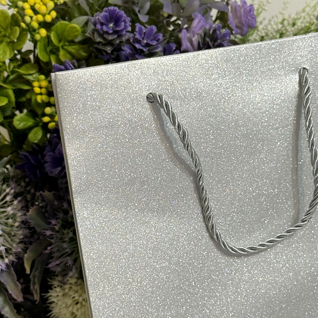 Pungi din carton argintiu cu sclipici 24cm x 18cm [5]