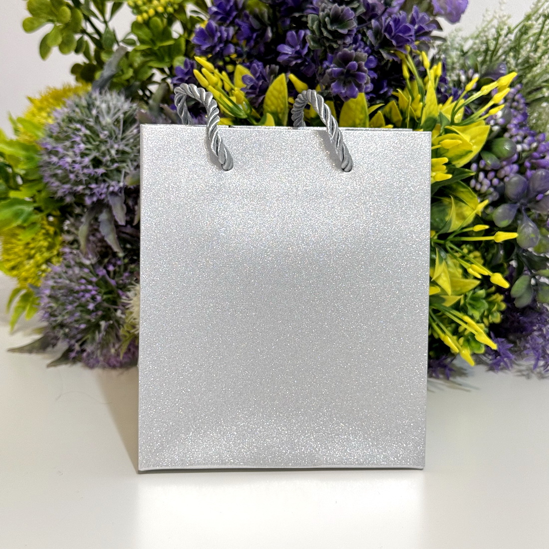 Pungi din carton argintiu cu sclipici 14cm x 12cm [4]