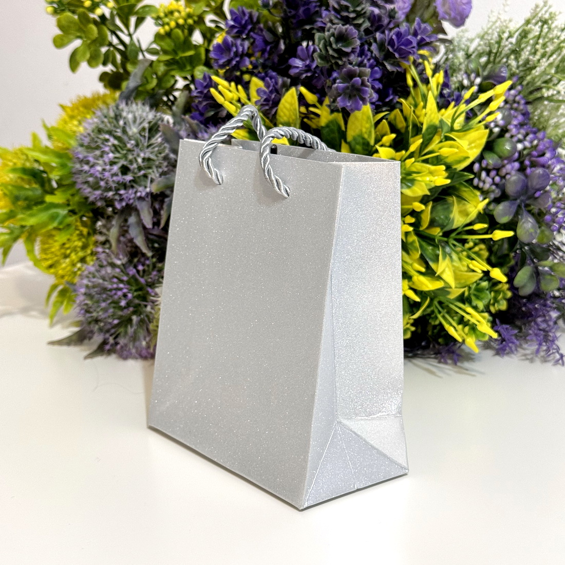 Pungi din carton argintiu cu sclipici 24cm x 18cm [3]