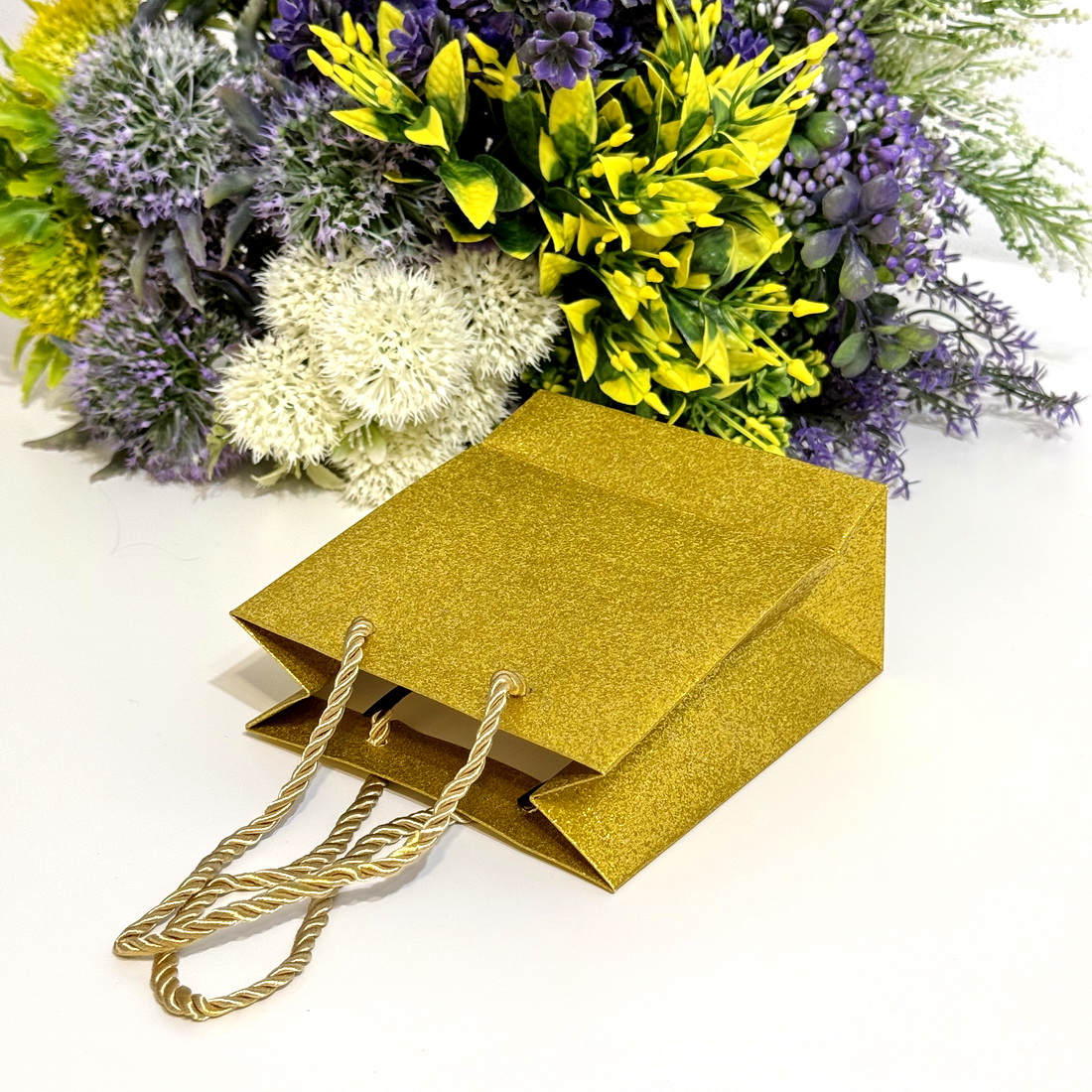 Pungi din carton auriu cu sclipici 24cm x 18cm [6]