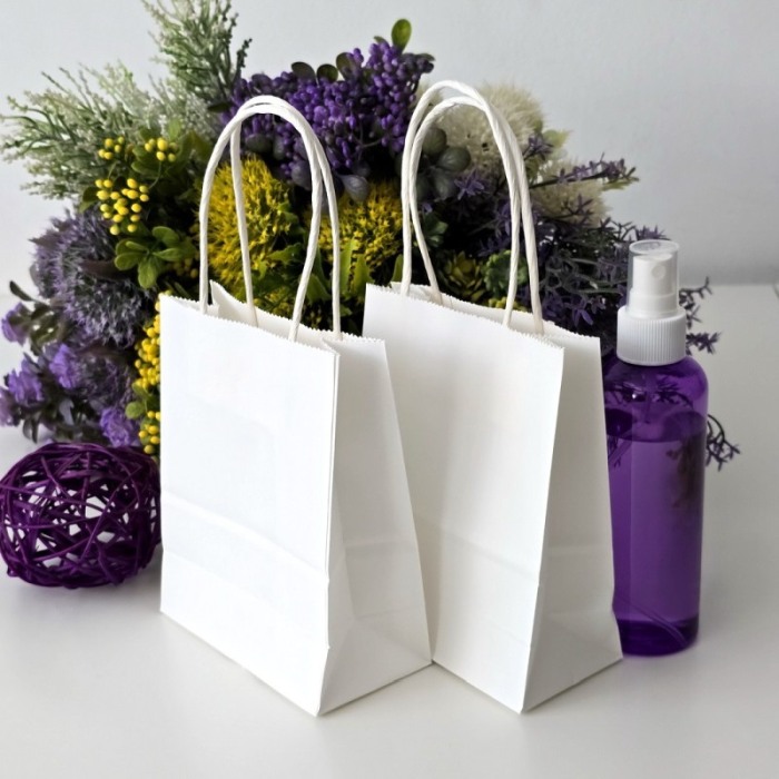 Pungi din hartie alba pentru cadouri 15cm x 12cm [6]