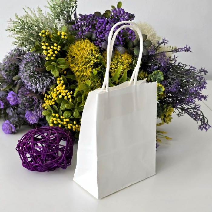 Pungi din hartie alba pentru cadouri 15cm x 12cm [4]