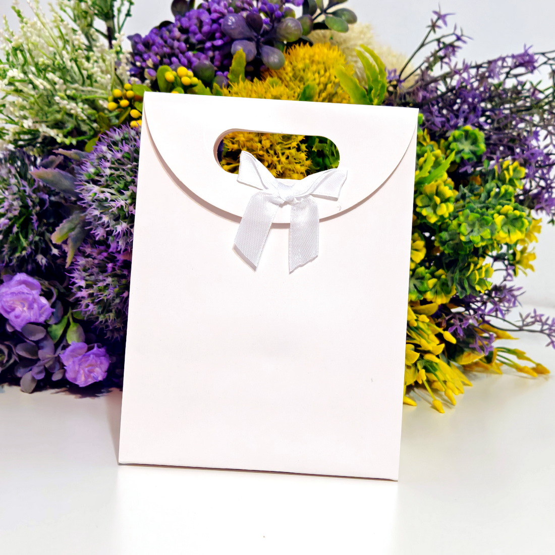 Pungi din carton alb cu funda 16cm x 12cm [5]