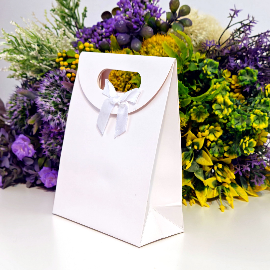 Pungi din carton alb cu funda 16cm x 12cm [6]