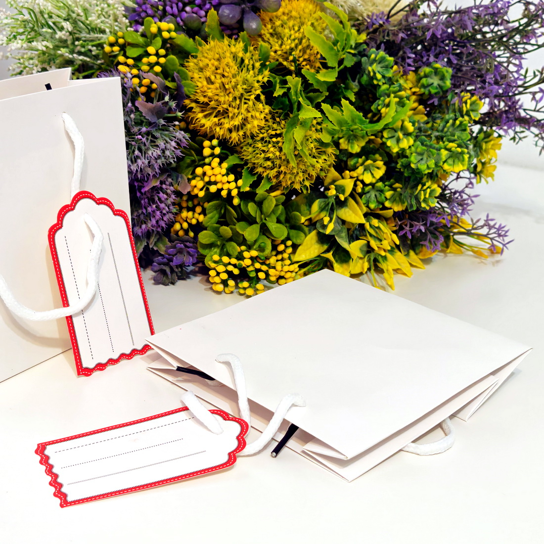 Pungi din hartie cartonata alba cu eticheta  15cm x 14.5cm [7]