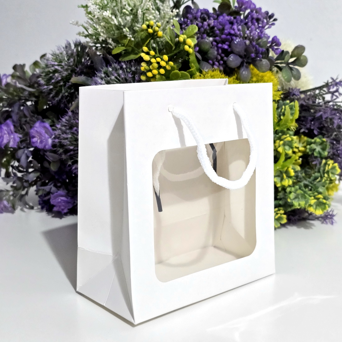 Pungi din hartie cartonata alba cu fereastra 15cm x 14cm x 7cm [3]