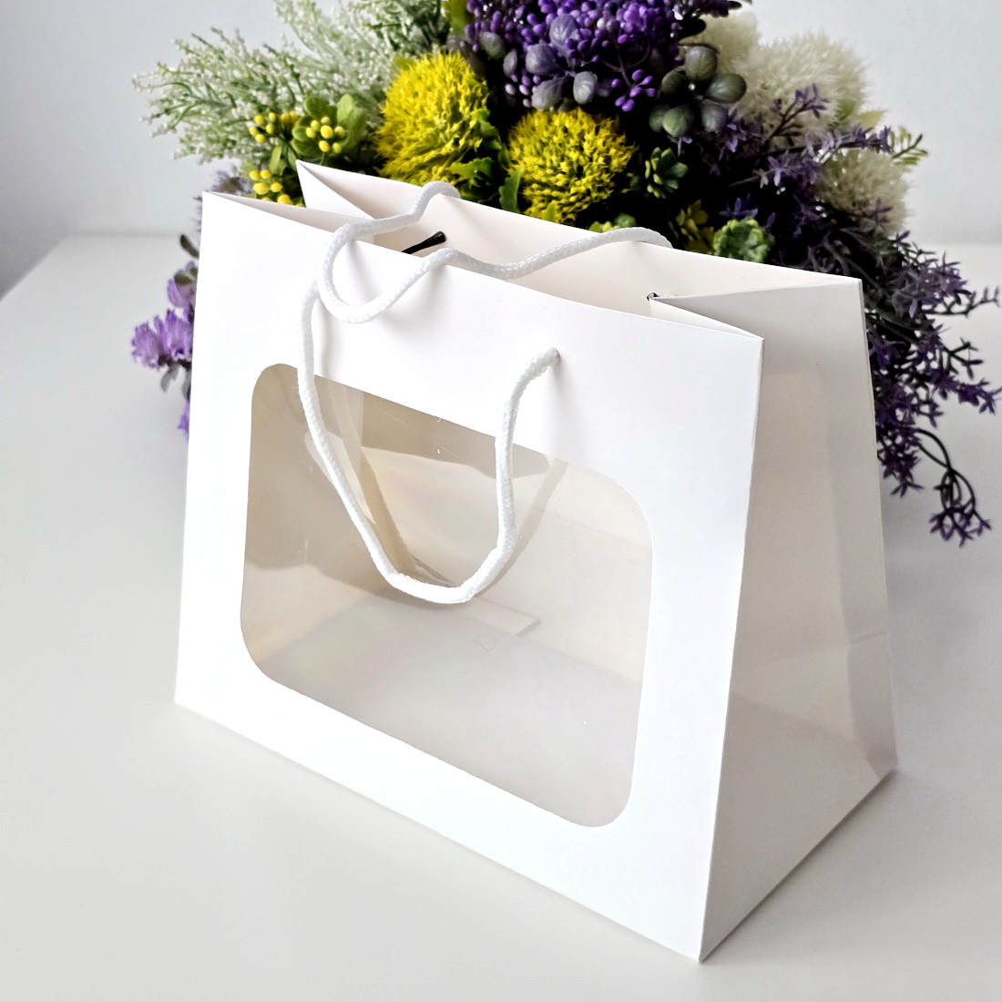 Pungi din hartie cartonata alba cu fereastra 20cm x 18cm x 8cm [4]