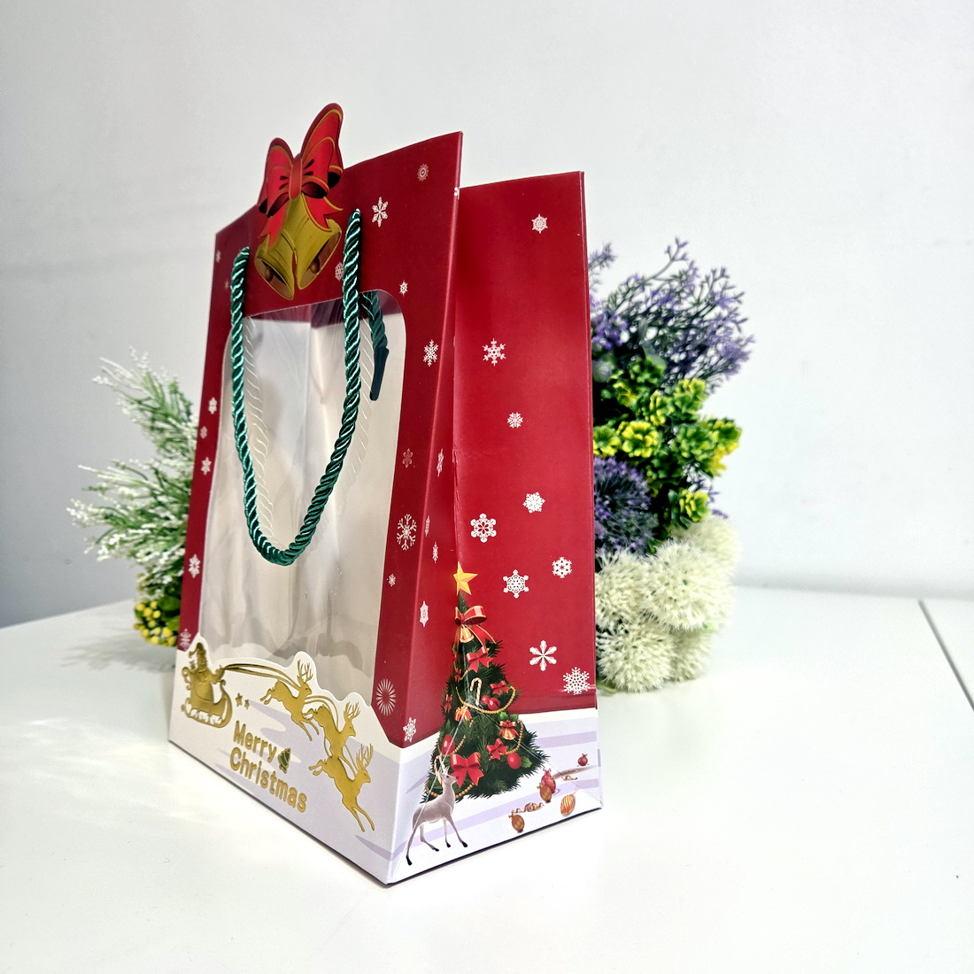 Pungi din hartie cartonata cu fereastra model Craciun 23cm x 18cm [3]