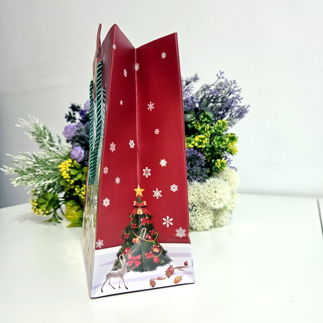 Pungi din hartie cartonata cu fereastra model Craciun 23cm x 18cm [4]