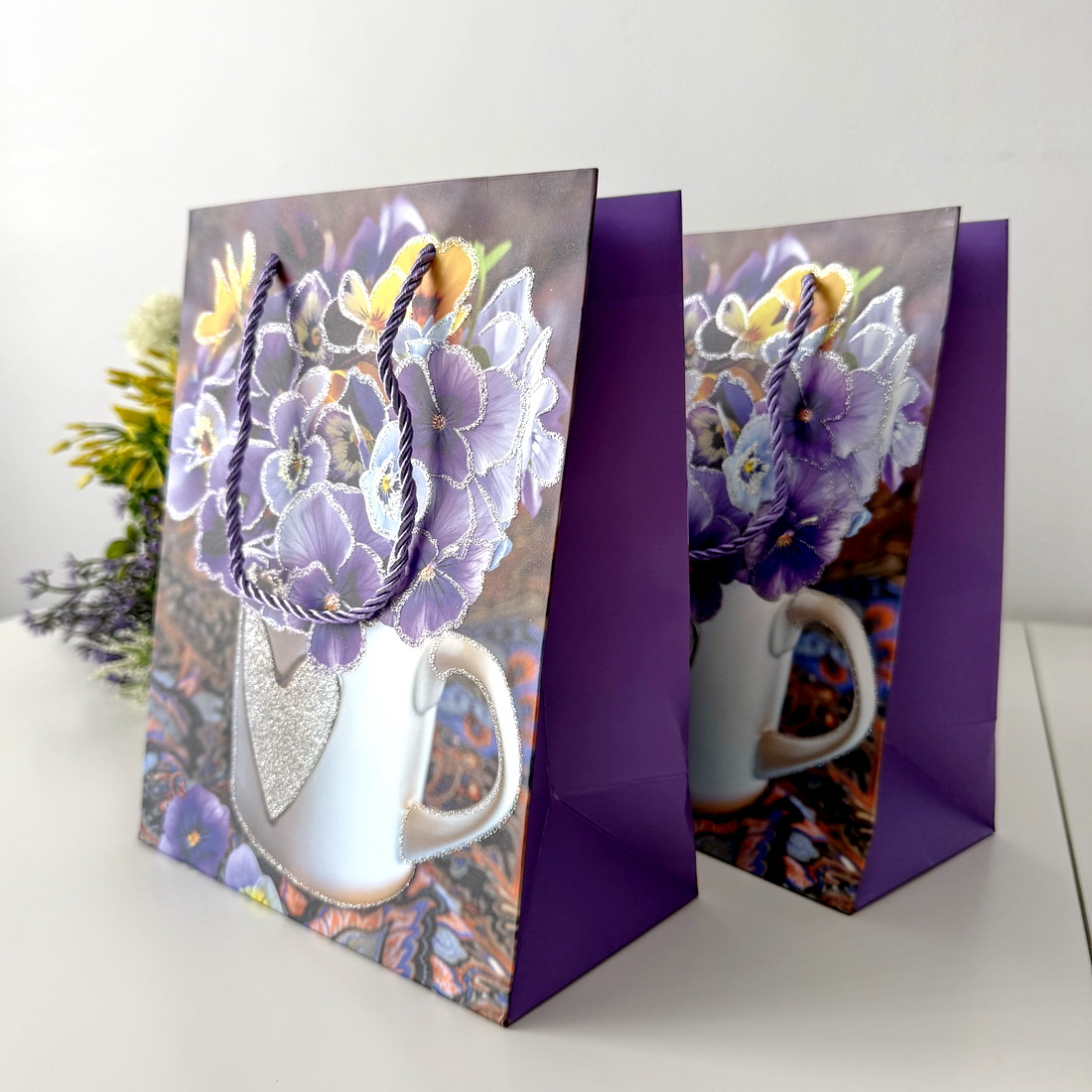 Pungi din hartie cartonata model panselute mov 23cm x 18cm x 10cm [2]