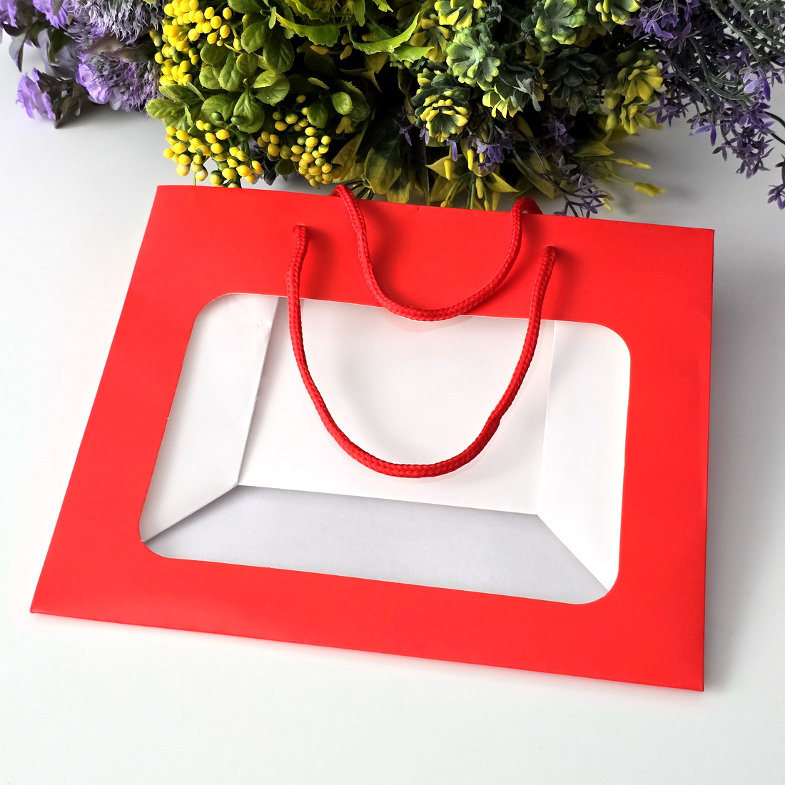 Pungi din hartie cartonata rosie cu fereastra 20cm x 18cm x 8cm [4]