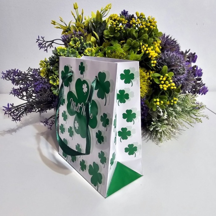 Pungi din hartie plastifiata cu trifoi Mult Noroc 14.5cm x 12cm [4]