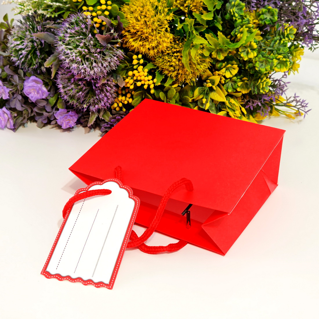 Pungi din hartie cartonata rosie cu eticheta 15cm x 14.5cm [7]