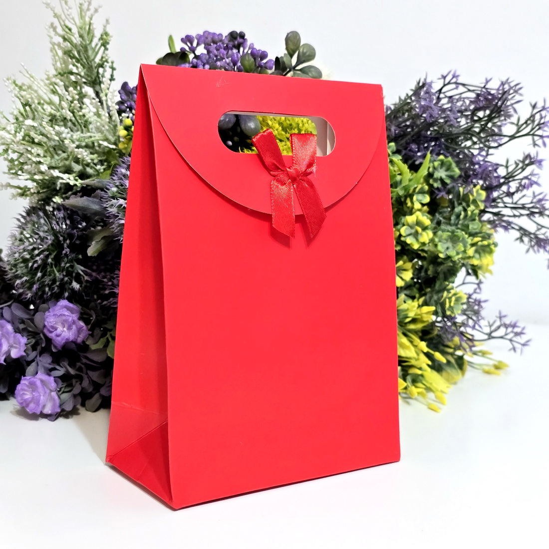 Pungi din hartie rosie cu funda 20cm x 16cm [4]