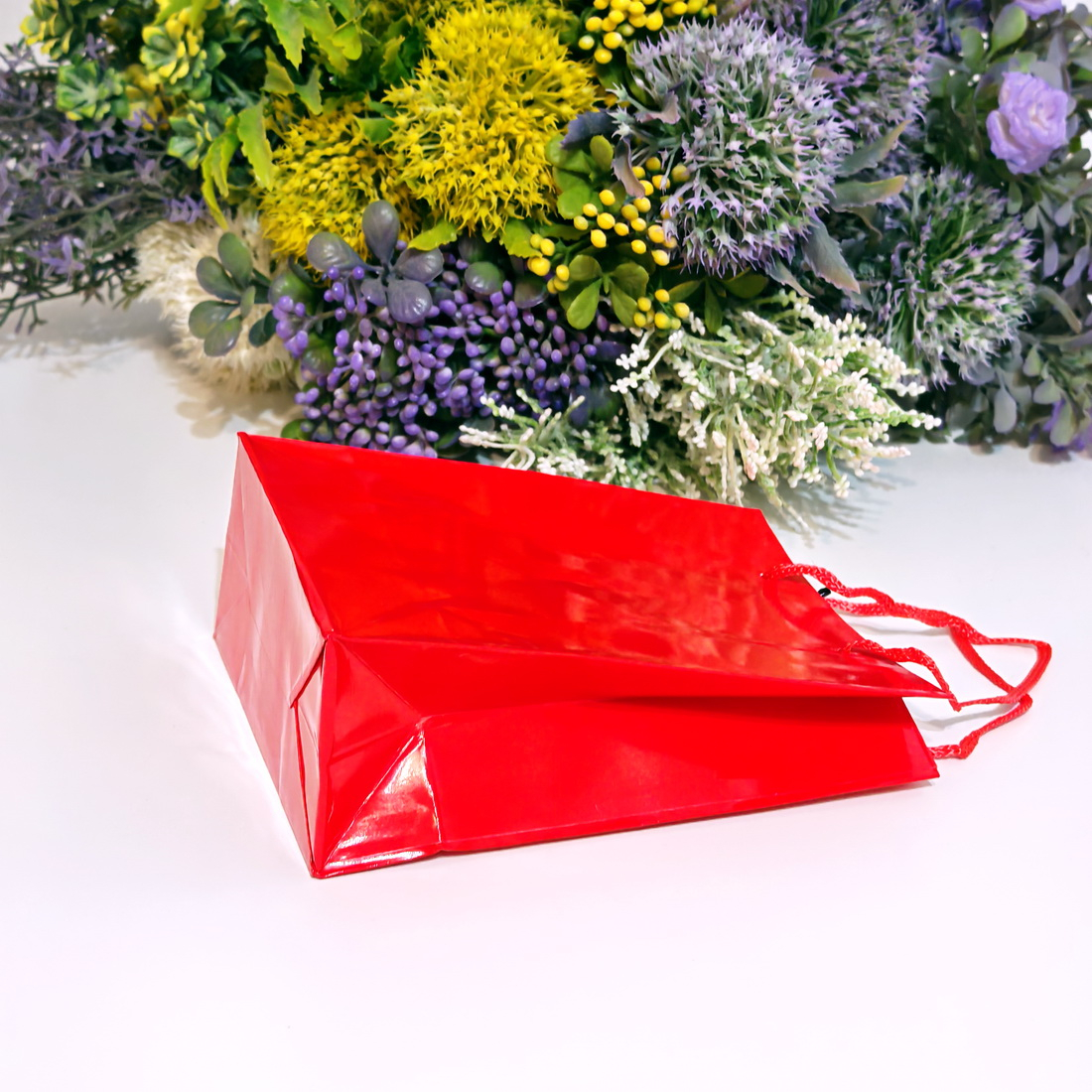 Pungi din hartie lucioasa rosie 15cm x 12cm [3]