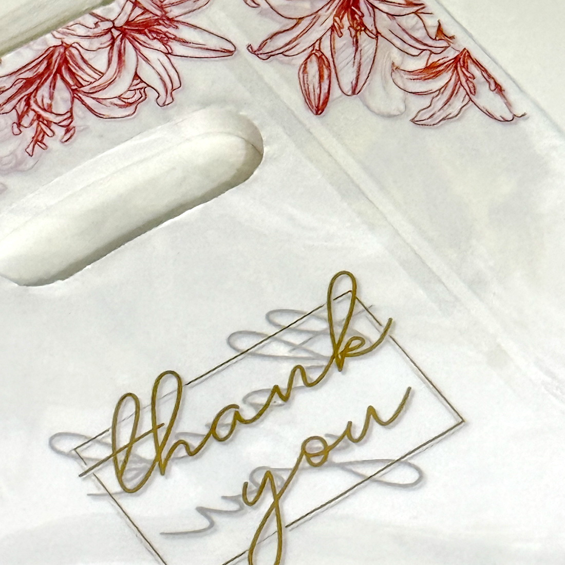 Set 100 pungi din plastic imprimeu rosu flori si fluturi 20cm x 15cm [2]