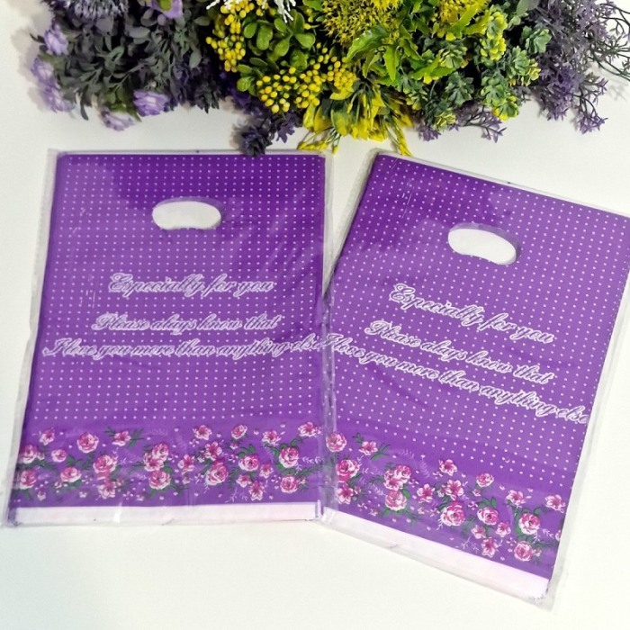 Set 100 pungi din plastic mov cu buline albe 30cm x 20cm [3]