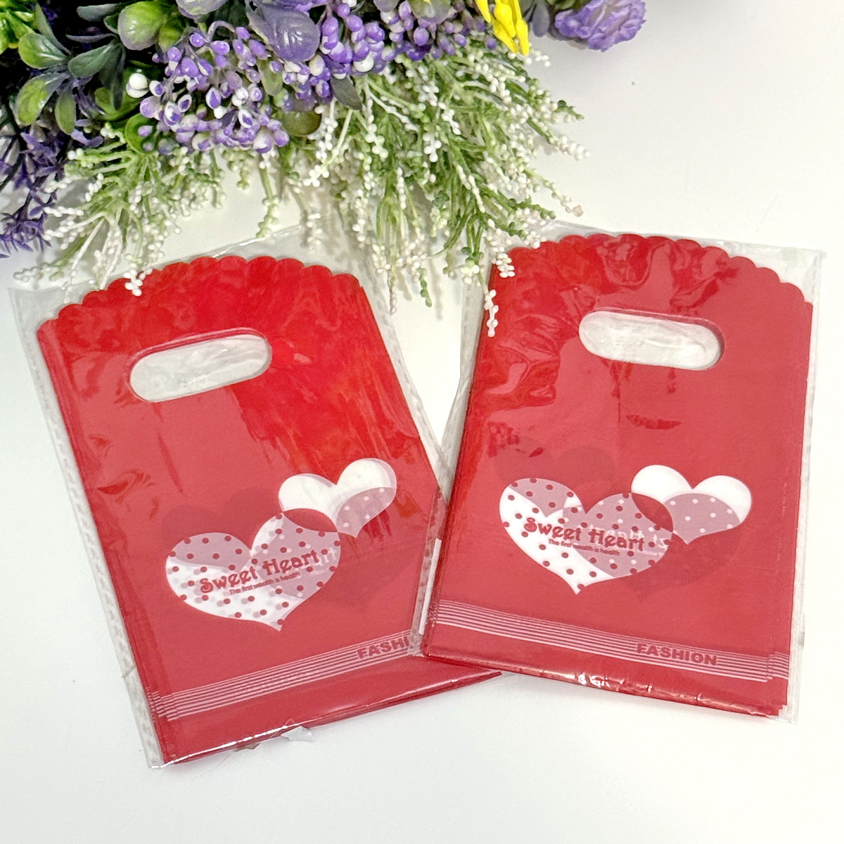 Set 50 pungi din plastic rosu model inimi albe 15cm x 9cm [2]