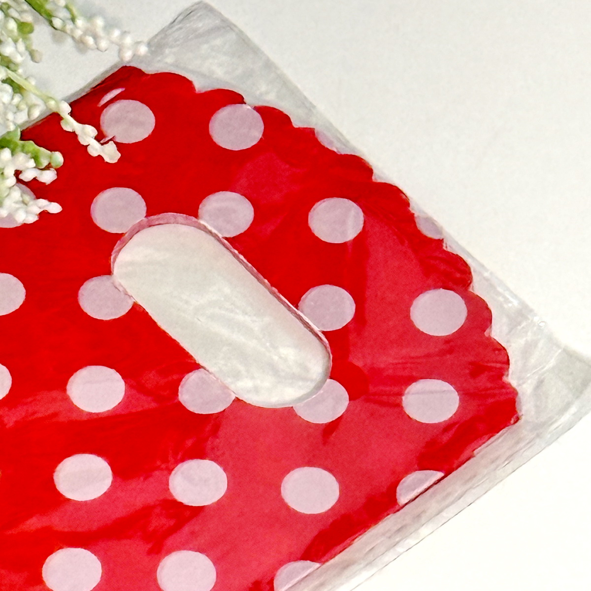 Set 50 pungi din plastic rosii cu buline albe 15cm x 9cm [3]