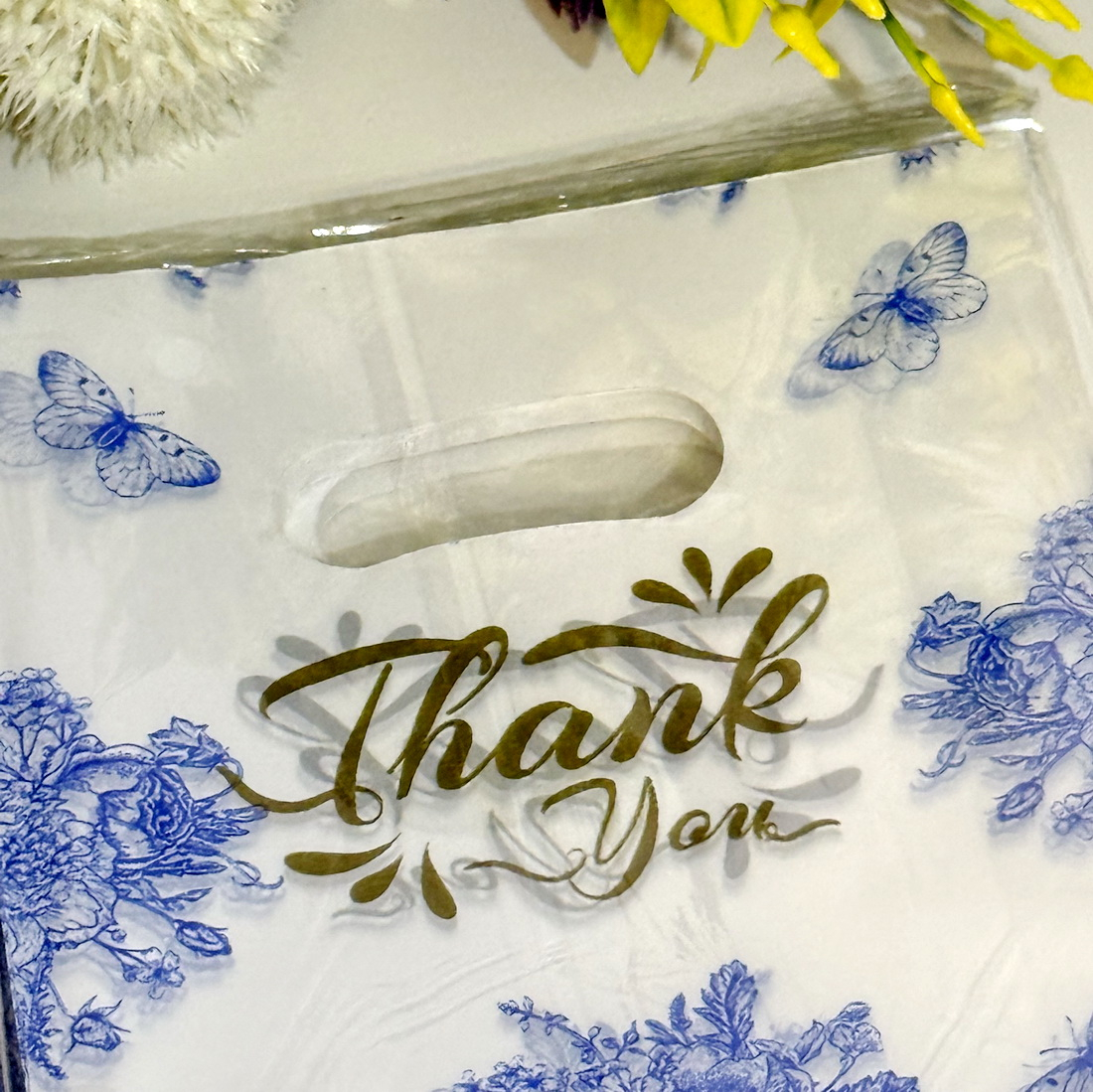 Set 100 pungi din plastic imprimeu albastru flori si fluturi 20cm x 15cm [4]