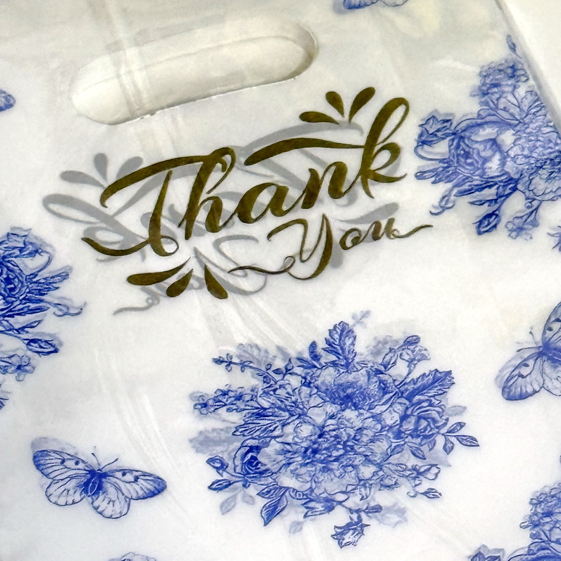 Set 100 pungi din plastic imprimeu albastru flori si fluturi 20cm x 15cm [2]