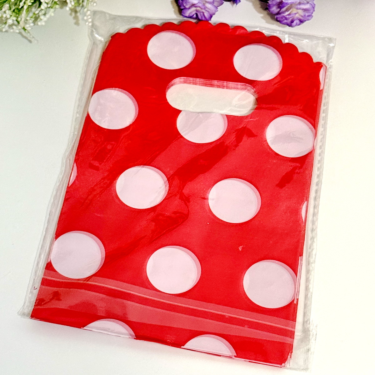 Set 50 pungi din plastic rosii cu buline albe 20cm x 13cm [3]