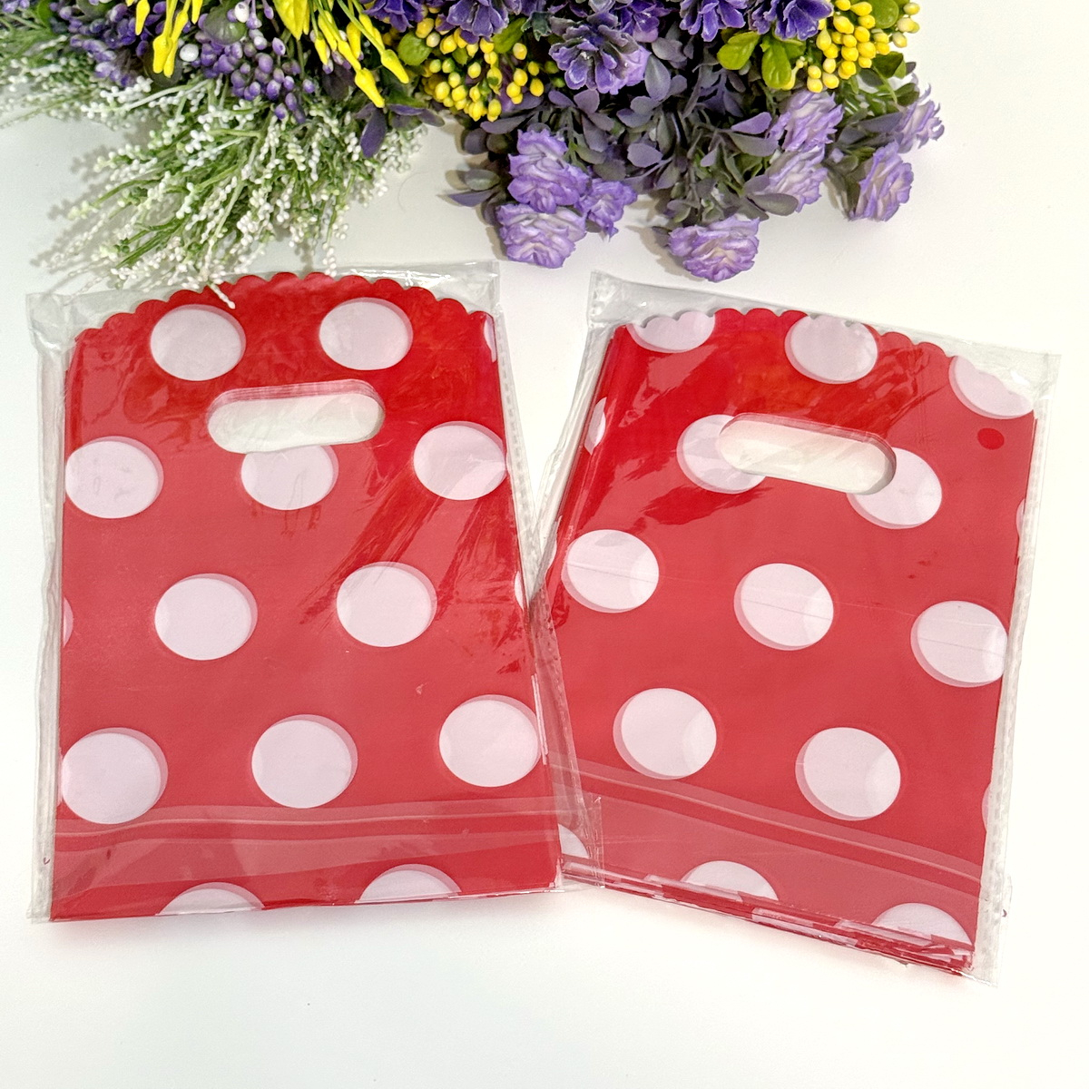 Set 50 pungi din plastic rosii cu buline albe 20cm x 13cm [2]