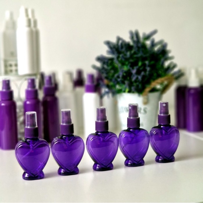 Set 50 flacoane mov 60 ml forma inima cu pulverizator mov tip spray [3]