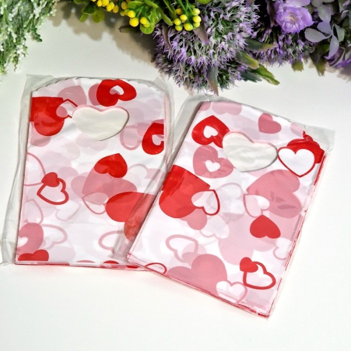 Set 50 pungi din plastic albe cu inimi rosii 15cm x 9cm [2]