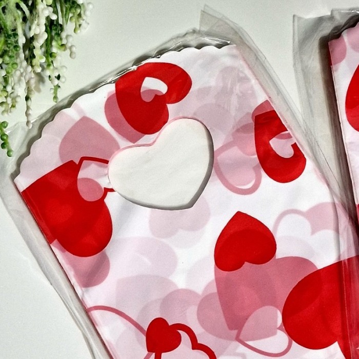 Set 50 pungi din plastic albe cu inimi rosii 15cm x 9cm [4]