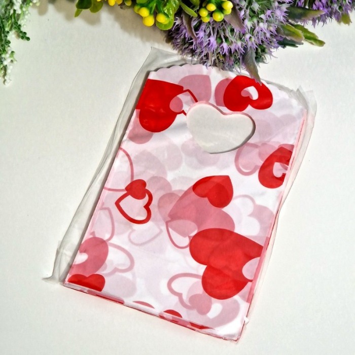 Set 50 pungi din plastic albe cu inimi rosii 15cm x 9cm [1]