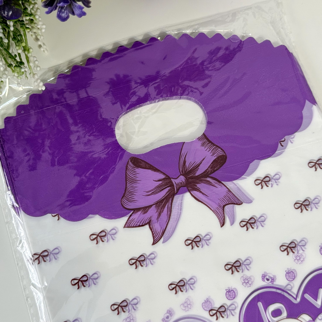 Set 50 pungi din plastic mov cu alb si funda mov 24cm x 18cm [3]