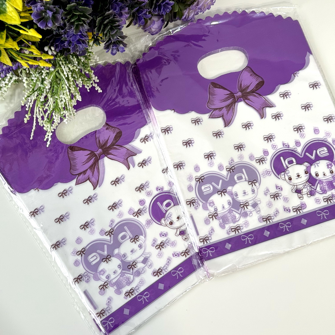 Set 50 pungi din plastic mov cu alb si funda mov 24cm x 18cm [2]