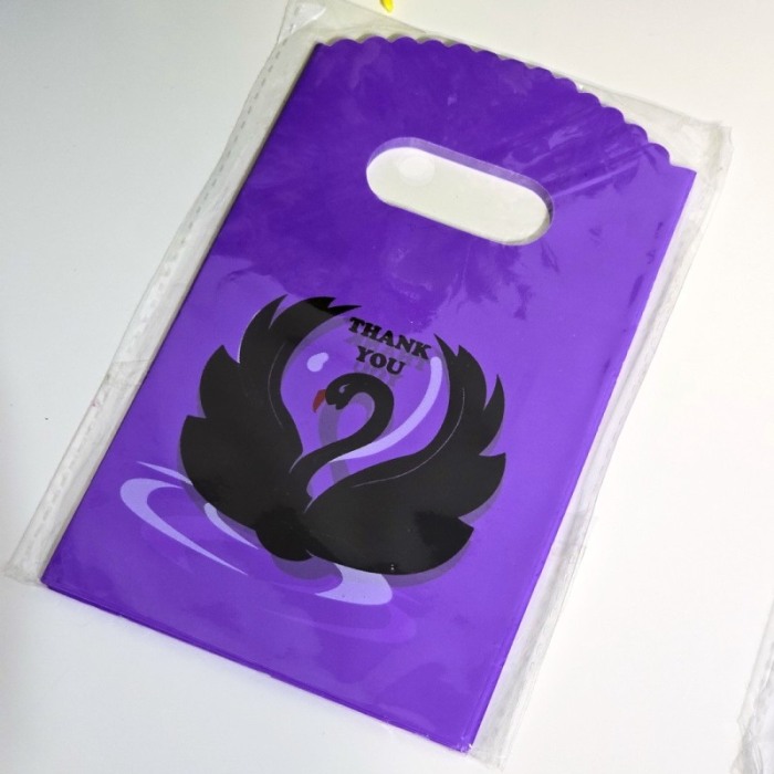 Set 50 pungi din plastic mov cu lebada neagra 15cm x 9cm [2]
