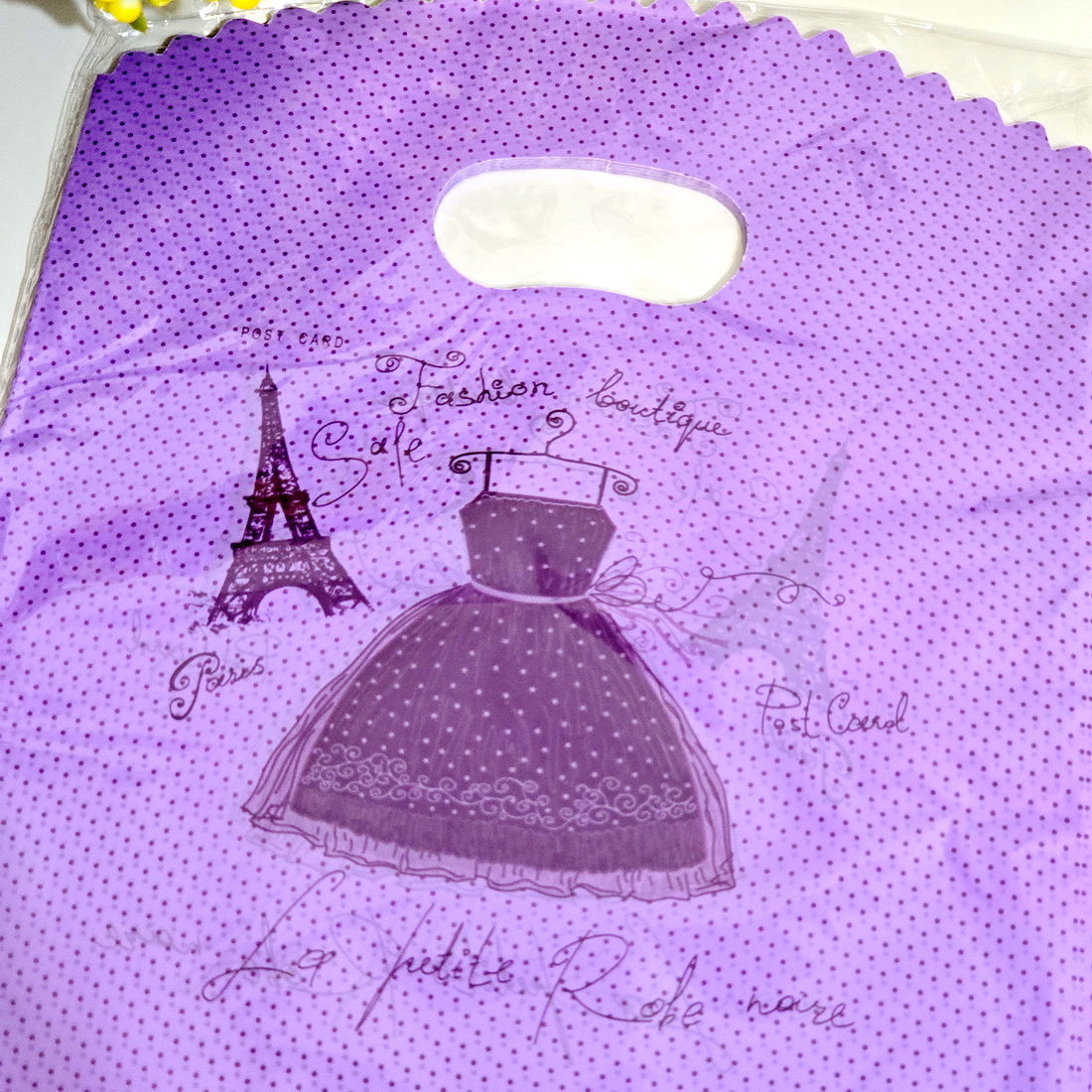 Set 50 pungi din plastic mov imprimeu rochita fashion boutique 24cm x 18cm [4]