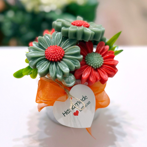 Aranjament din flori de sapun