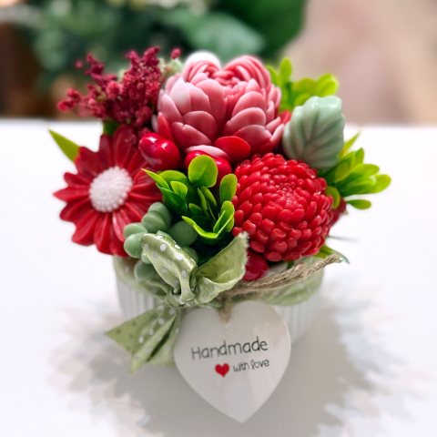 Aranjament din flori de sapun